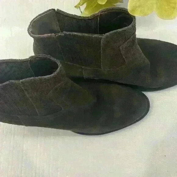 Dolce Vita Suede Ankle Boots Size 8 , Elastic on both sides, no zipper pre owned - Picture 2 of 6